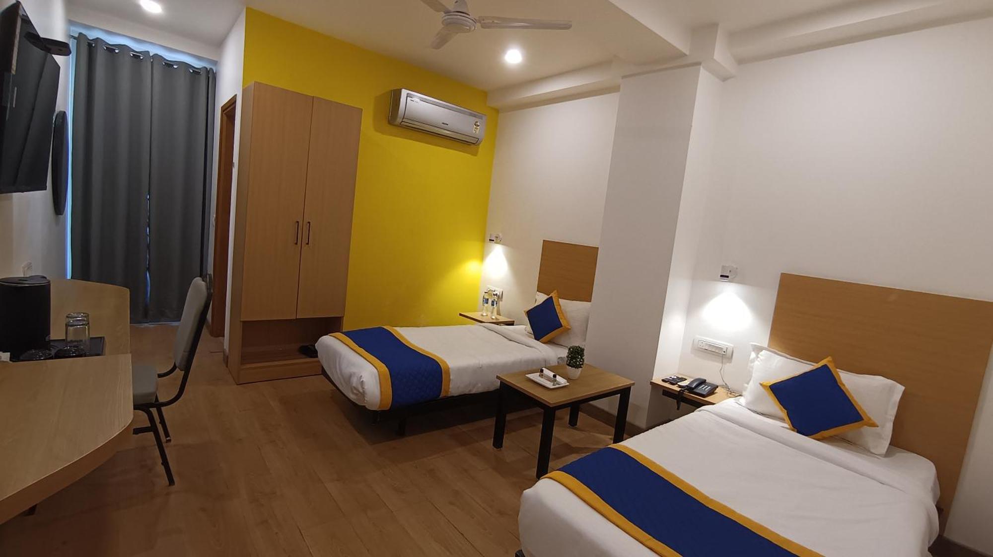 Aamantran Residency Hotel, Sohna Road, Sector 49, Gurugram グルガウン エクステリア 写真