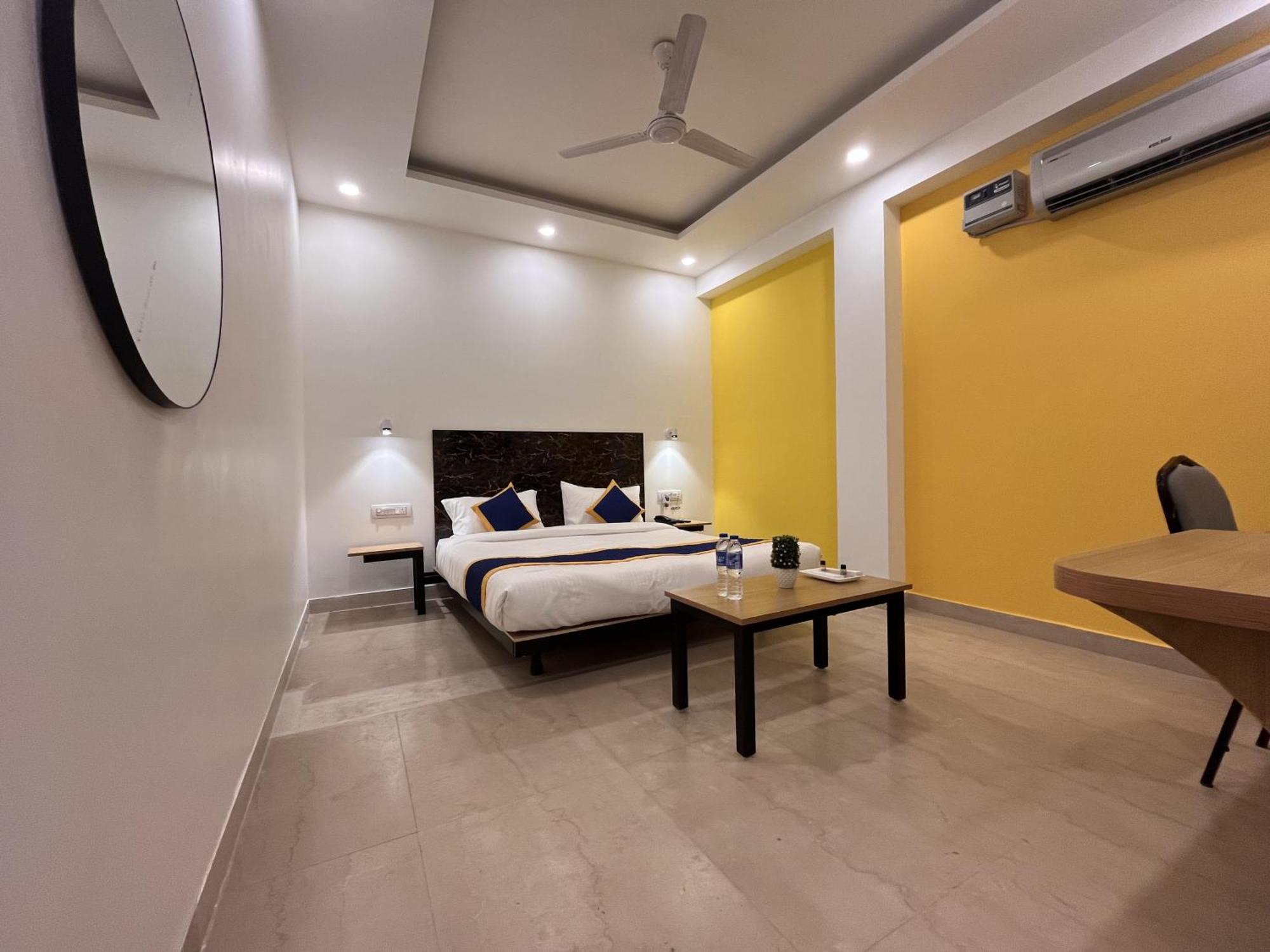 Aamantran Residency Hotel, Sohna Road, Sector 49, Gurugram グルガウン エクステリア 写真