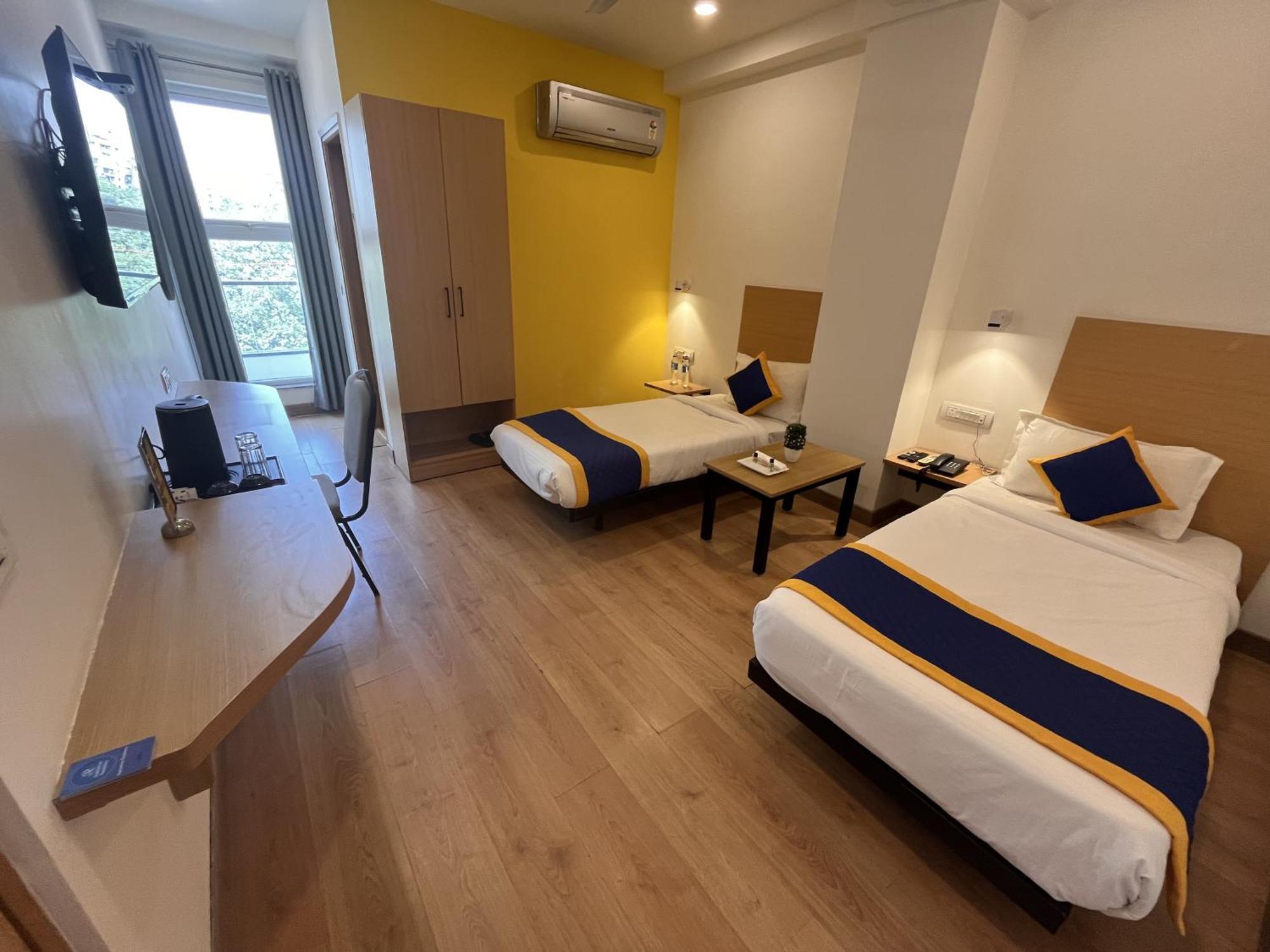Aamantran Residency Hotel, Sohna Road, Sector 49, Gurugram グルガウン エクステリア 写真