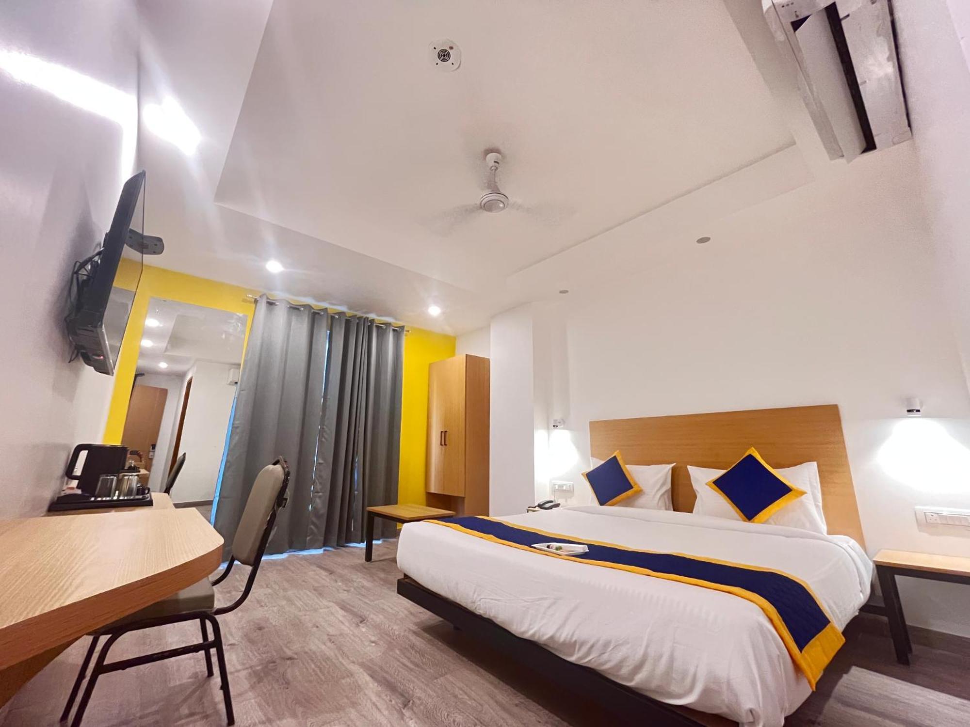 Aamantran Residency Hotel, Sohna Road, Sector 49, Gurugram グルガウン エクステリア 写真