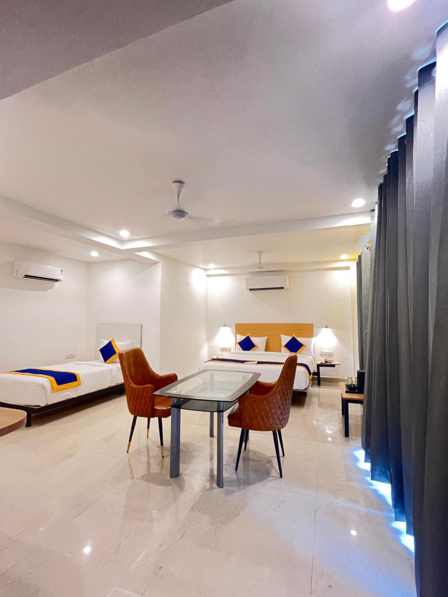 Aamantran Residency Hotel, Sohna Road, Sector 49, Gurugram グルガウン エクステリア 写真