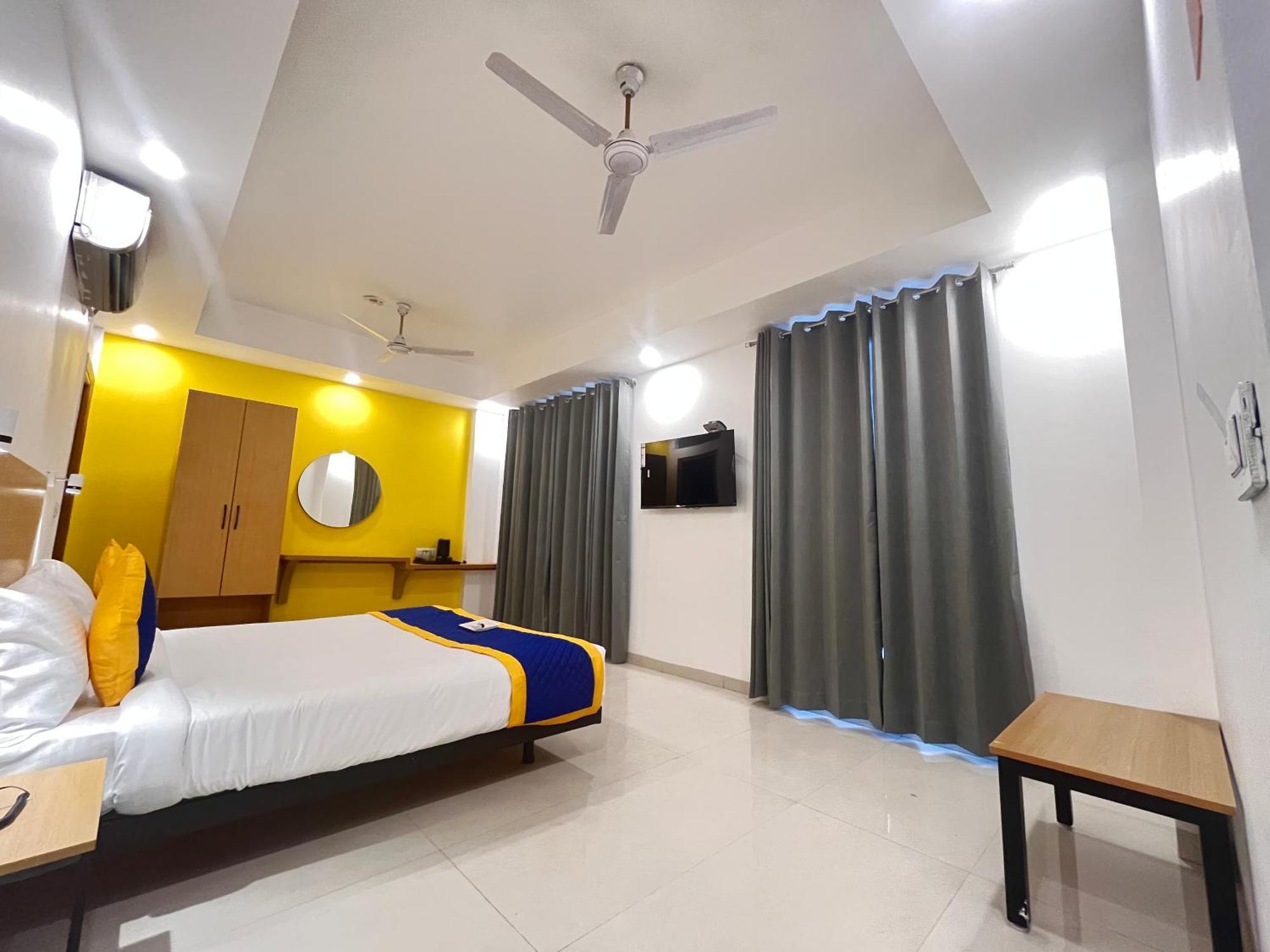 Aamantran Residency Hotel, Sohna Road, Sector 49, Gurugram グルガウン エクステリア 写真