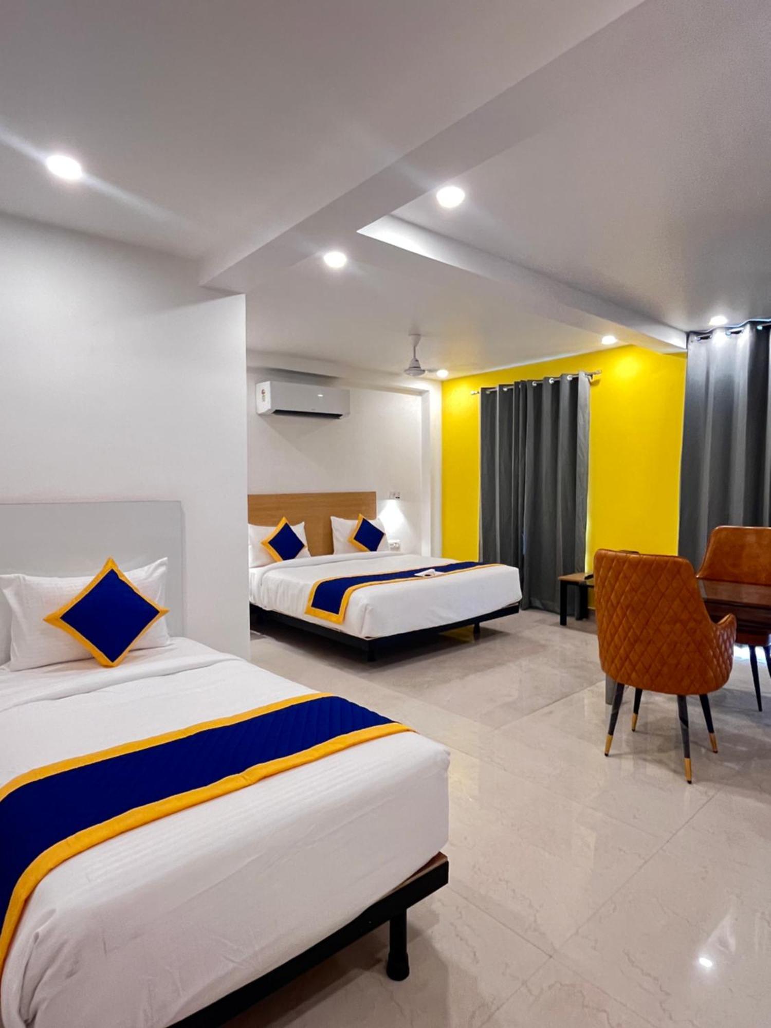 Aamantran Residency Hotel, Sohna Road, Sector 49, Gurugram グルガウン エクステリア 写真
