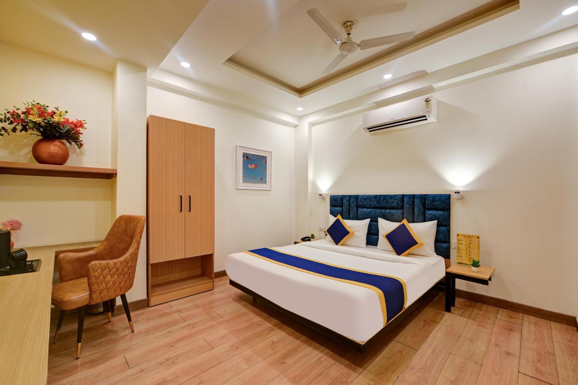 Aamantran Residency Hotel, Sohna Road, Sector 49, Gurugram グルガウン エクステリア 写真
