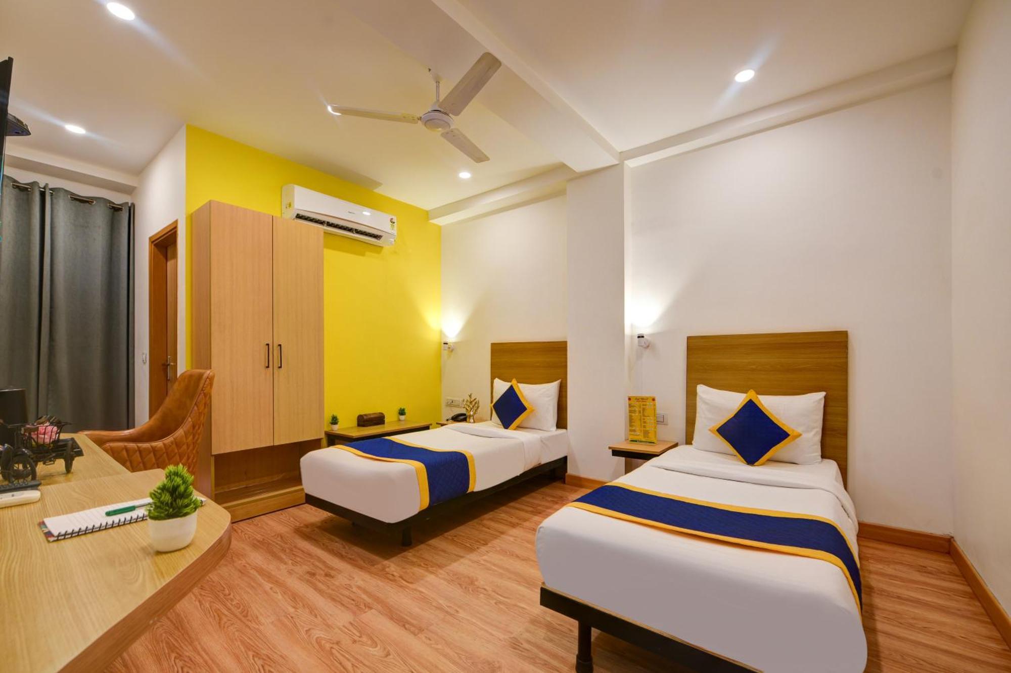 Aamantran Residency Hotel, Sohna Road, Sector 49, Gurugram グルガウン エクステリア 写真