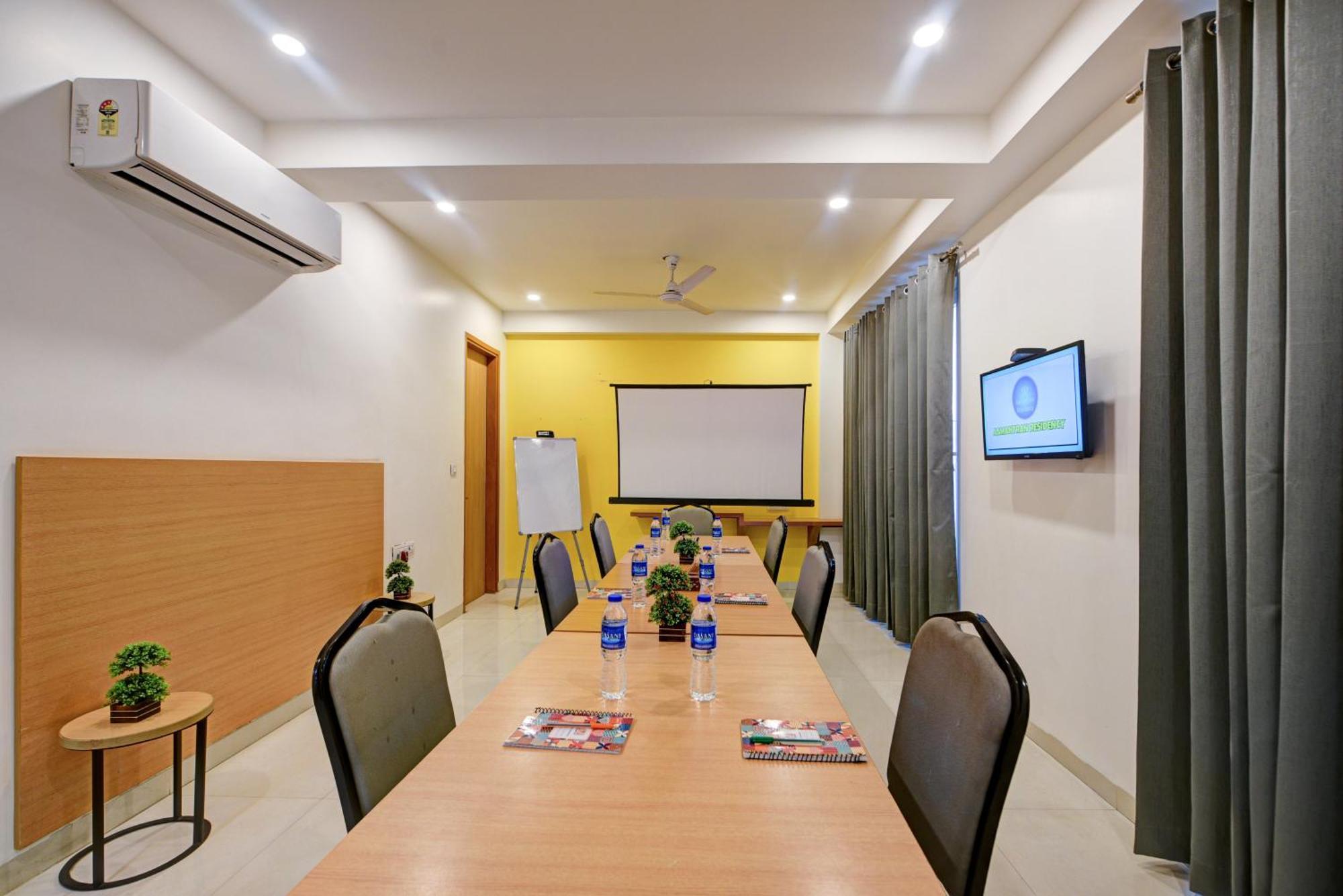 Aamantran Residency Hotel, Sohna Road, Sector 49, Gurugram グルガウン エクステリア 写真