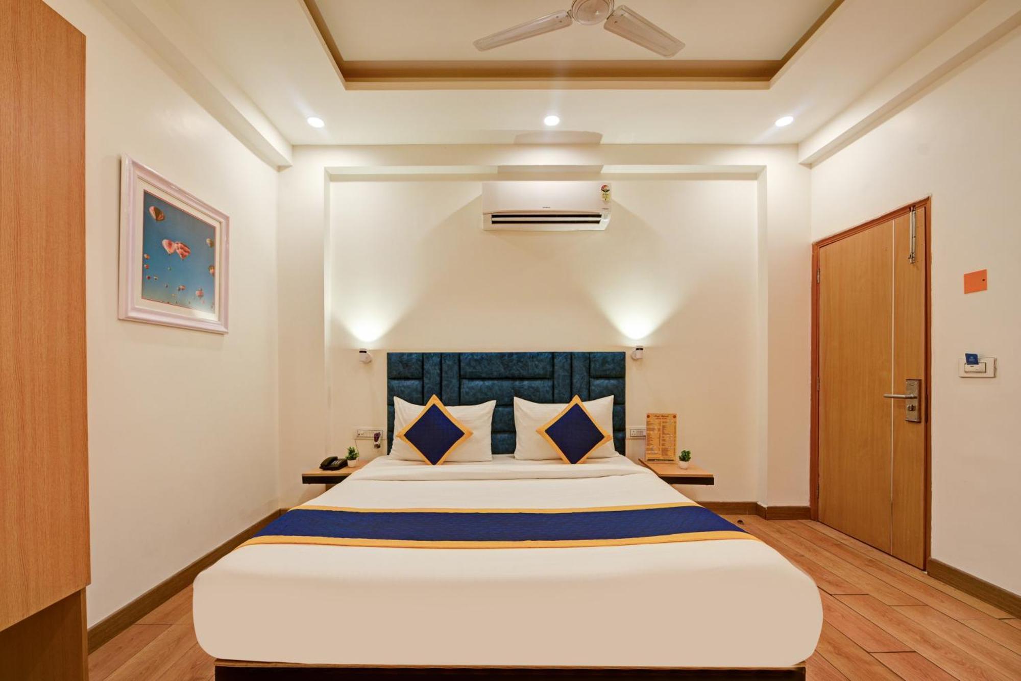 Aamantran Residency Hotel, Sohna Road, Sector 49, Gurugram グルガウン エクステリア 写真