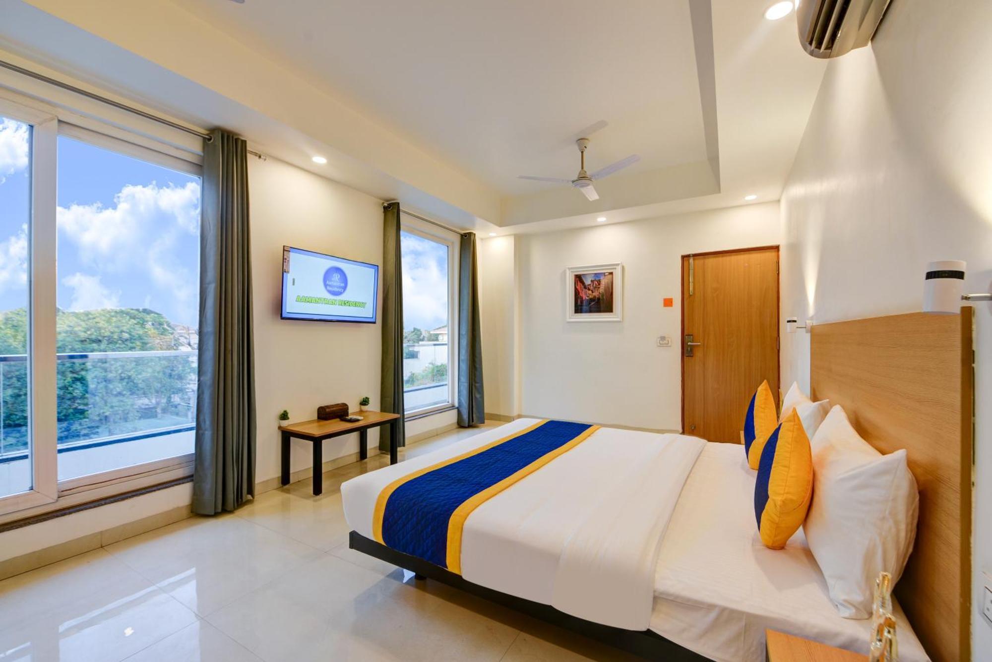Aamantran Residency Hotel, Sohna Road, Sector 49, Gurugram グルガウン エクステリア 写真