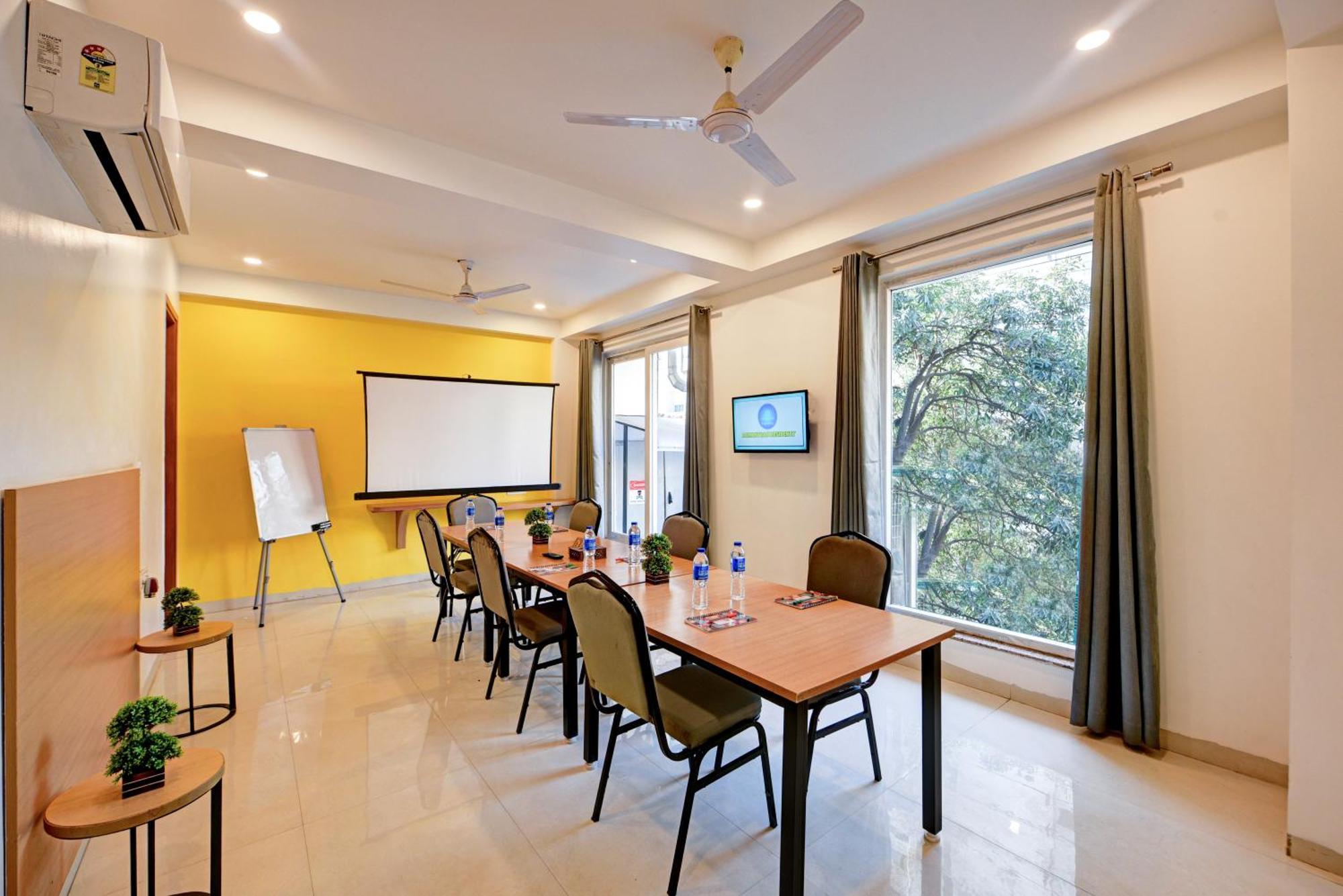 Aamantran Residency Hotel, Sohna Road, Sector 49, Gurugram グルガウン エクステリア 写真