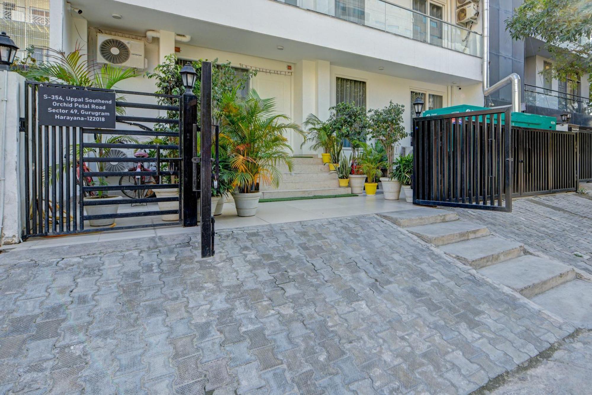Aamantran Residency Hotel, Sohna Road, Sector 49, Gurugram グルガウン エクステリア 写真